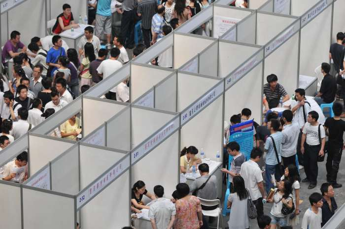 （毕业生招聘会现场，资料图）