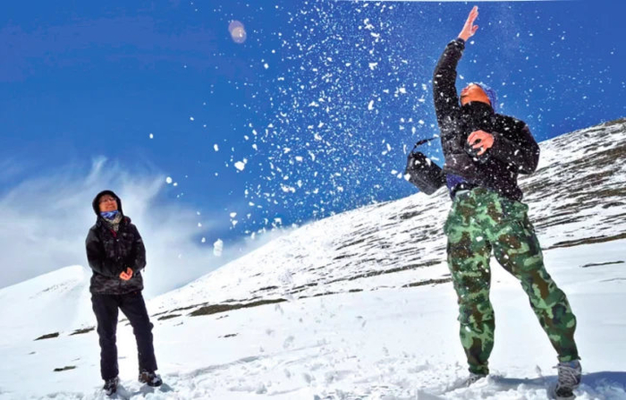 游客在西藏纳木错玩雪 中国旅游报记者 陈晨 摄
