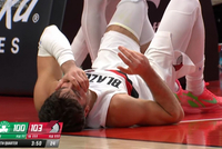 躺了好久！杰伦·布朗上篮肘到阿夫迪亚脸部 裁判回看给一级恶意