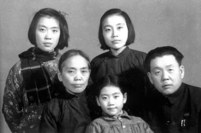 1958年，邓小南（前排中间）与父母、姐姐。