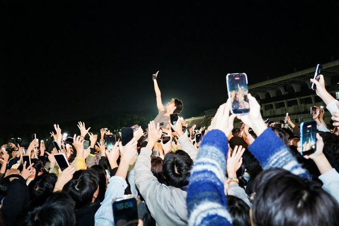 马尚在成功守住球后，宁波大学的学生们将马尚在举起来。受访者供图