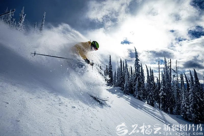　　滑雪爱好者在吉克普林享受丝滑粉雪，畅快飞驰。吉克普林滑雪场供图
