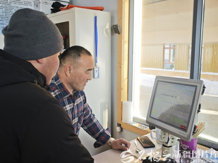 　　牧民加尔斯别克·阿斯胡提在吉克普林滑雪场巡视滑索轨道运行情况。石榴云/新疆日报记者 宋海波 摄