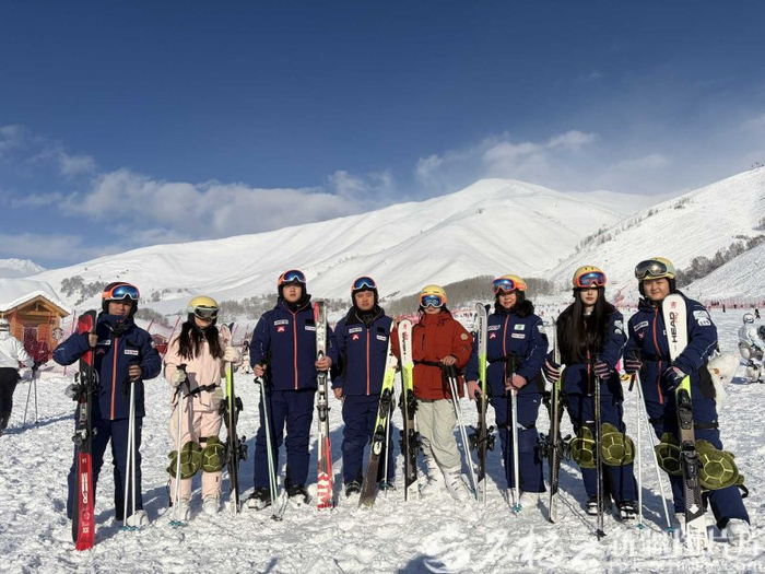 　　热雪新疆e起来·一路开“新”活动网络名人代表，在吉克普林滑雪场合影留念。石榴云/新疆日报记者宋海波摄