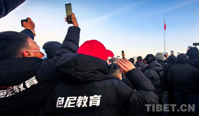 图为西藏自治区那曲市色尼区青少年足球队中场球员多杰顿桑在天安门广场观看升旗仪式时向国旗敬礼 摄影：刘莉 