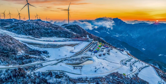 云雾缭绕中的五峰国际滑雪场 万一鸣 摄