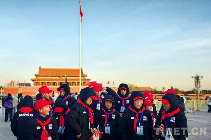 图为来自西藏自治区那曲市色尼区青少年足球队的少年们在天安门广场观看升旗仪式后快乐交谈 摄影：刘莉 