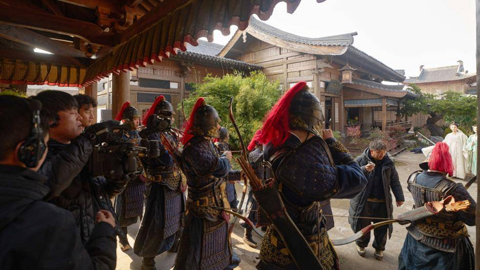 12月25日，横店年代景拍摄基地内一部古装长剧的拍摄现场。新华社发（受访者供图）