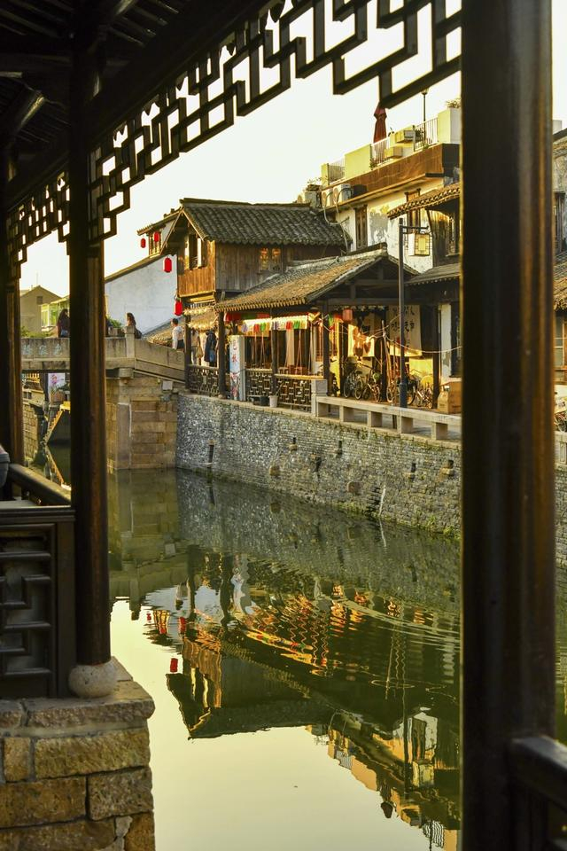 图为新场古镇，留有“前店中宅、跨水为园”的特有宅院格局。/采访对象提供