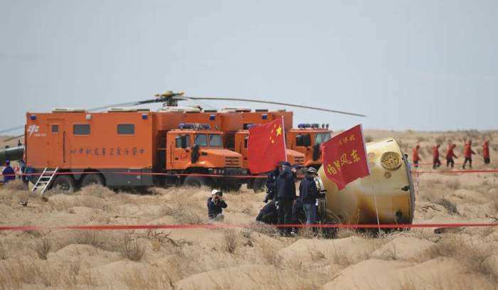 　　航天员出舱后，要在医监医保专用车里进行医学检查和休息调整。