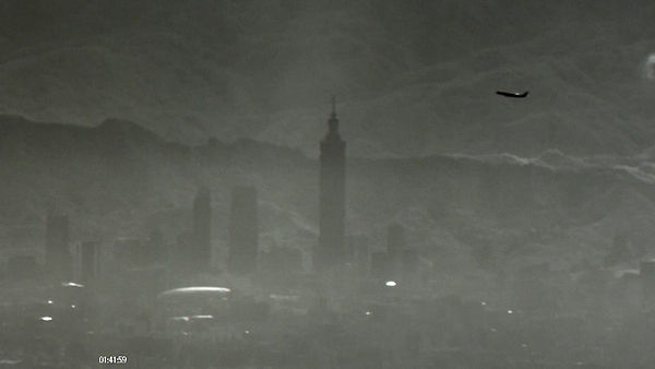 东部战区开展“正义使命-2025”演习，解放军无人机俯瞰台北101大厦（视频截图）。视觉中国