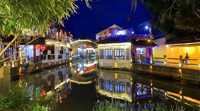 图为朱家角镇夜景。/赵立荣摄