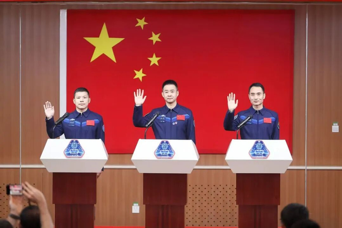 　　3名航天员陈冬、陈中瑞、王杰集体亮相。