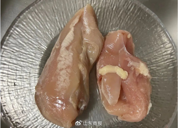 解冻后的鸡肉颜色往往会在高铁肌红蛋白的作用下变暗，可通过嗅闻气味、触摸表面等视角判断是否变质（资料图）