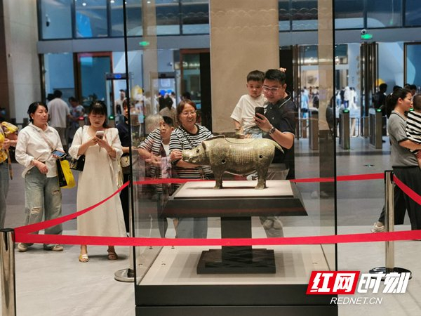 2025年国庆中秋长假期间，怀化市博物馆参观的游客络绎不绝。