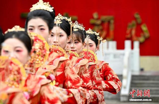 图为婚礼现场，新娘们用团扇遮面。郭传伍 摄 
