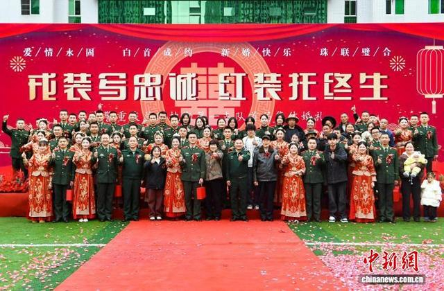 图为新人集体合影留念。李立衡 摄 