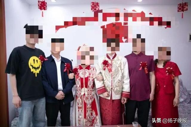 结婚照片，从左至右三人分别为“李朋”、“尹父”、尹小迪。受访者供图