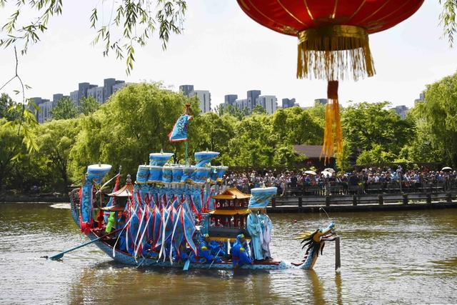 图为国家级非遗项目罗店划龙船习俗。/赵立荣摄