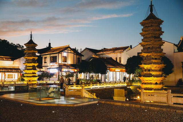 图为嘉定区南翔镇夜景。/张诚昊摄