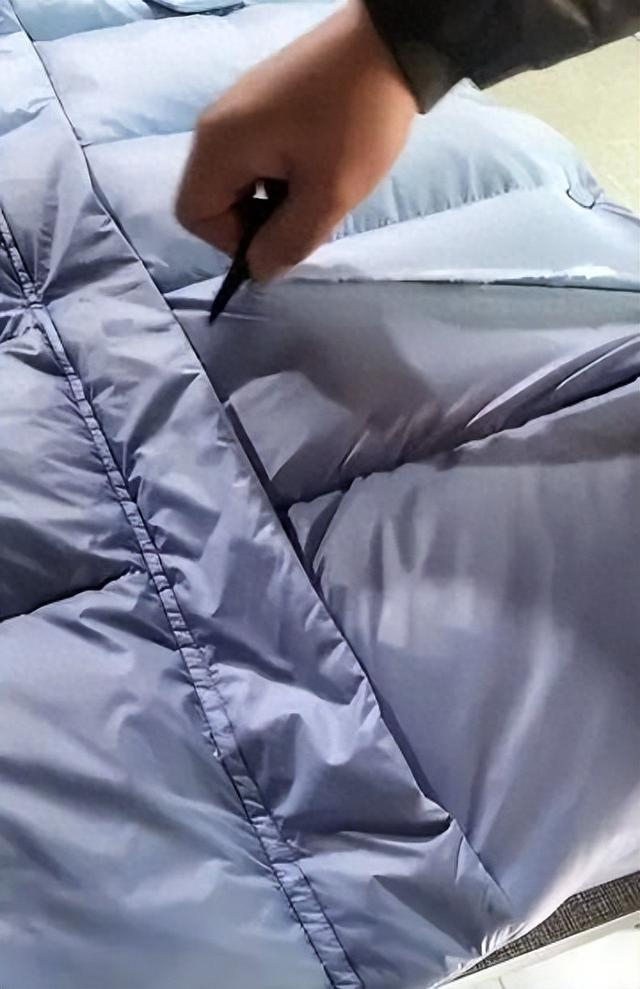 供货厂家剪破了退货羽绒服（视频截图）