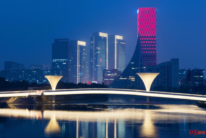 ▲高新区中国欧洲中心前的夜景 王效 摄