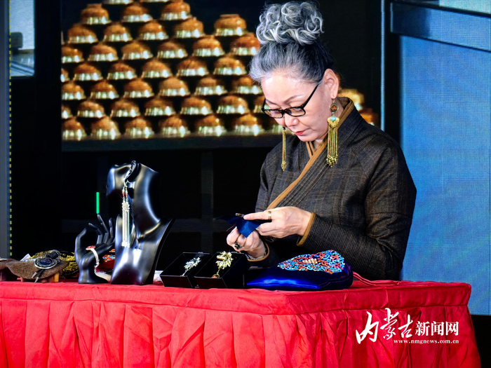 现场展现刺绣技艺