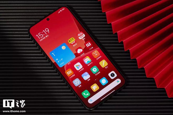 ▲ IT之家开箱：小米 13 烈焰红图赏