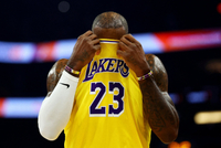 看你打球是不是一种痛苦？詹姆斯在防守端的敷衍打法正在伤害湖人