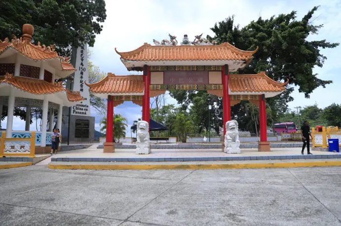 华人抵巴150周年纪念碑