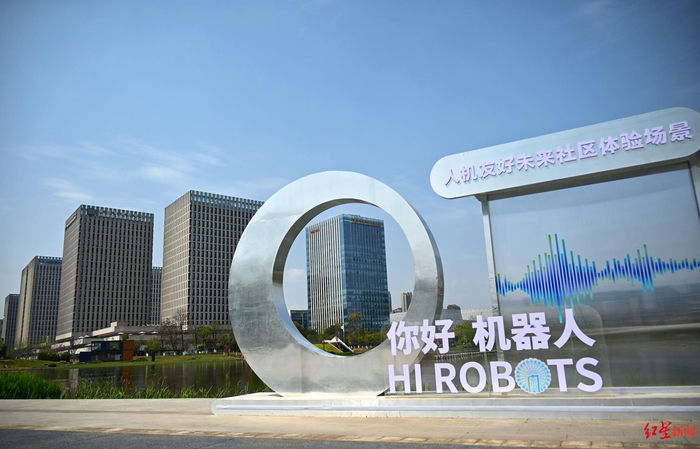 ▲新川之心机器人公园旁的新川创新科技园 王效 摄