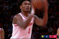 一往无前！阿门起飞隔着3人防守想扣篮 最终造成杀伤2罚全中