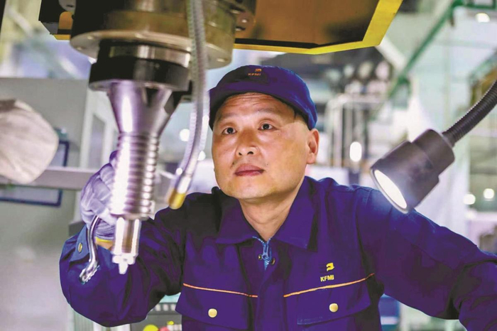 2024年，罗明浩在机加车间校对机床精度。