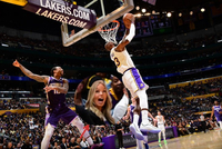 詹姆斯背身反扣还没扣进之前 场边的珍妮·巴斯已经张大了嘴巴！