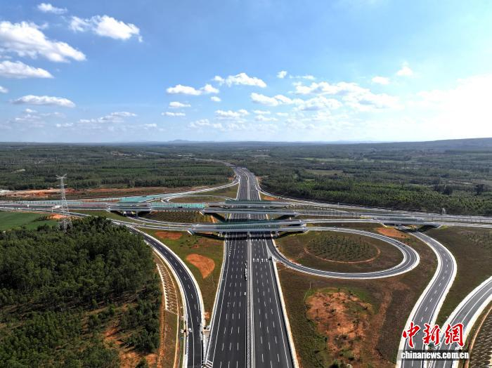 12月30日，海南省首条双向八车道高速公路——洋浦疏港高速公路正式建成通车。钟芳瑞 供图
