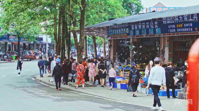 龙水镇街道上五金店铺随处可见（央广网发  肖献果  摄）