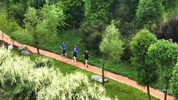 居民沿着濑溪河龙水段河岸跑步（央广网发  陈智列  摄）