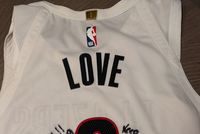 塔图姆都害羞了！开拓者乐福球衣送老乡塔图姆：谢谢你一直支持我