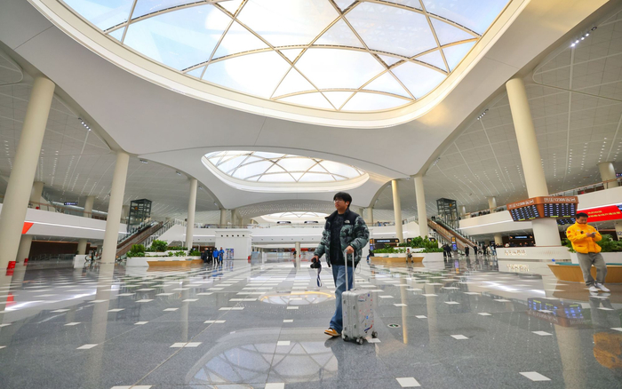 12月30日，北京通州站开通运营，旅客来此乘车体验。新京报记者 王贵彬 摄