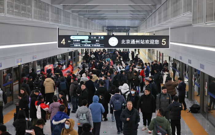 12月30日，北京通州站的首班列车是上午10点开往唐山站的G6751次。新京报记者 王贵彬 摄