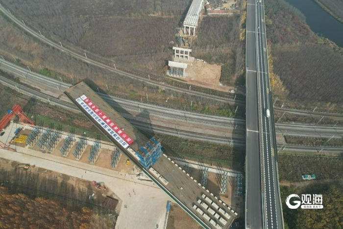 全省最大不等跨T构钢箱梁涉铁转体桥成功转体