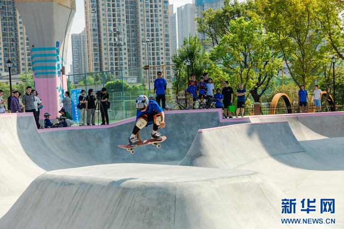   图为2025年7月12日，武汉市民在向阳冰雪轮滑体育公园体验轮滑项目。（武汉市城管委供图）