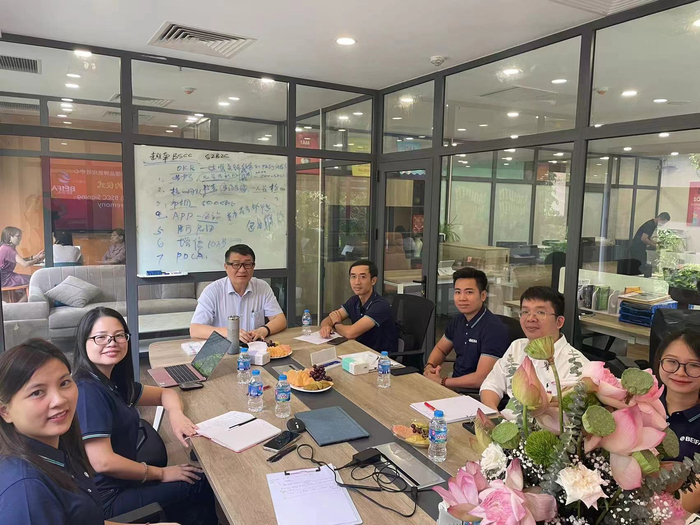 邱智铭在越南安排工作 图片来源：企业供图