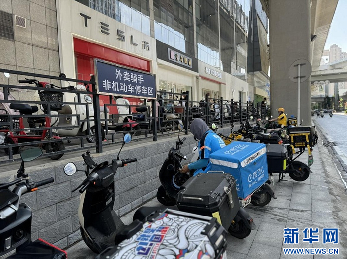   图为2025年9月4日拍摄的墨水湖北路高架桥下的外卖骑手非机动车停车区。（武汉市城管委供图）