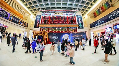 北京天桥艺术中心内观众如潮。光明图片