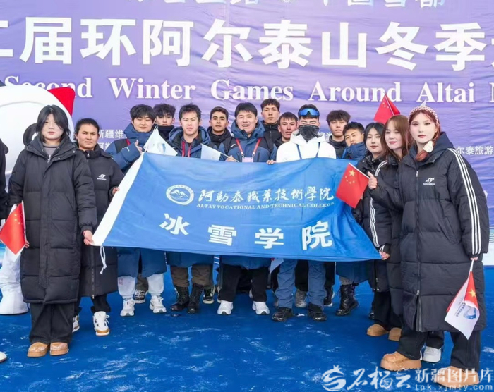 在第二届环阿尔泰山冬季运动会上,赵伟明(前排左五)和学生们在一起。邹恒晖摄