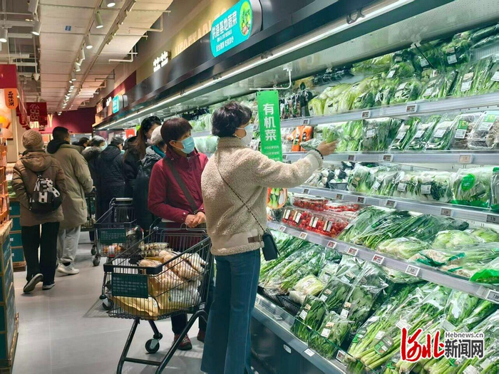 12月23日，京东七鲜超市石家庄首店内，市民在选购蔬菜。河北日报记者 贾梦宇摄