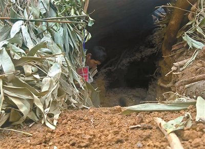 王昌繁在岩石下搭建的洞穴