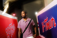 火箭众将入场穿搭：杜兰特小帽一戴气质拉满 伊森&amp;小贾巴里校园风