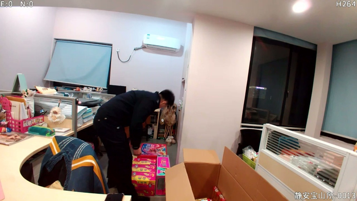 民警查获烟花爆竹。 上海静安公安供图